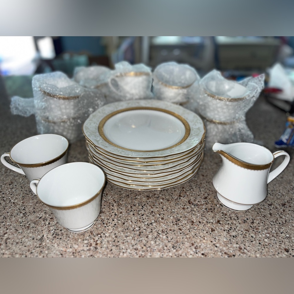 Contemporary Fine China, by Noritake. Essex Gold